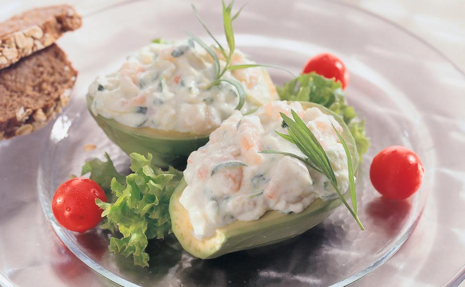 Avocados mit Shrimps-Zucchini-Fülle