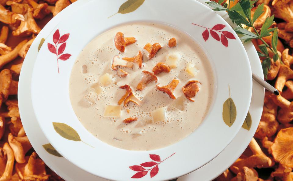 Eierschwammerlsuppe mit Erdäpfeln und Lauch