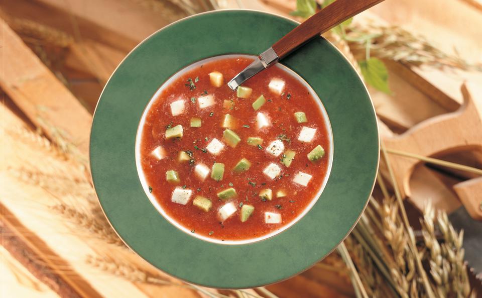 Kalte Gemüsesuppe mit Mozzarella und Avocados