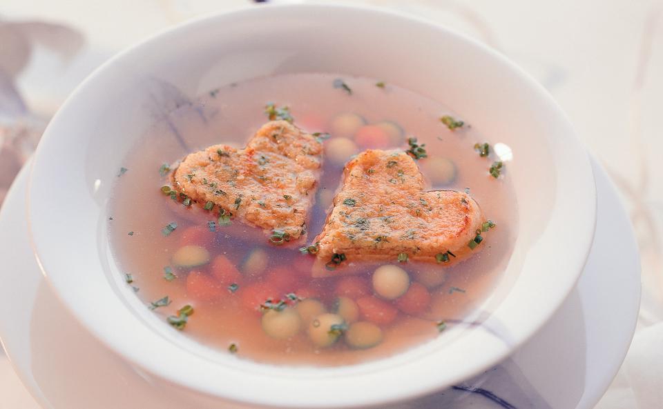 Rindsuppe mit Schinken-Kräuter-Herzen