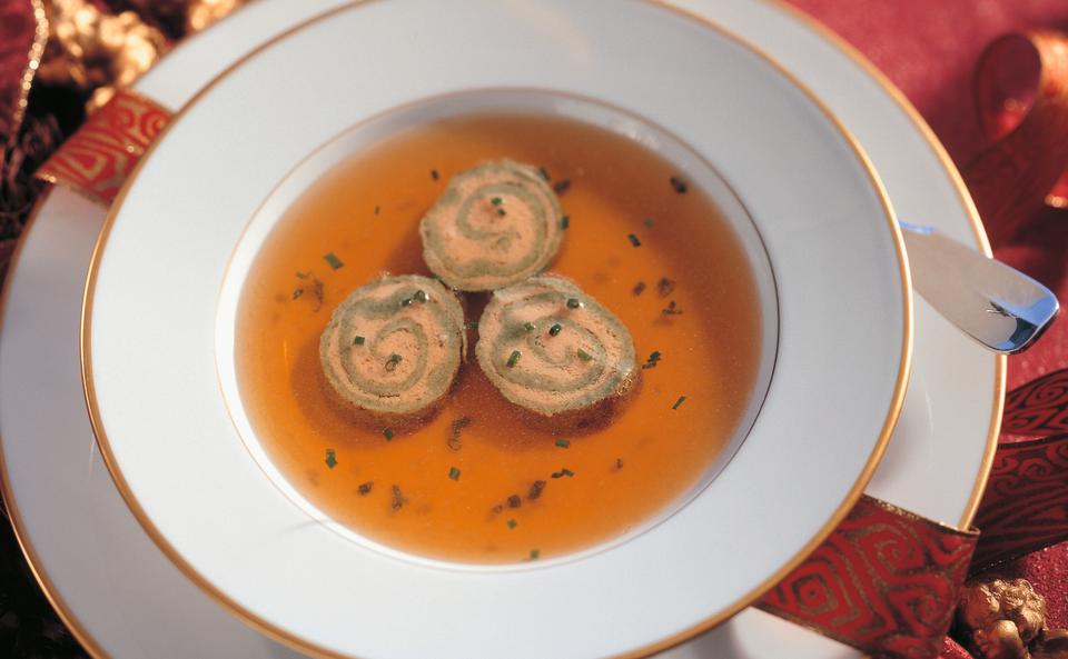 Rindsuppe mit Schinken-Roulade