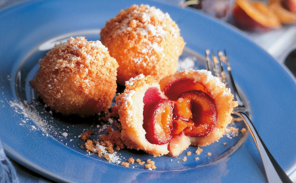 Zwetschkenknödel mit Butterbröseln