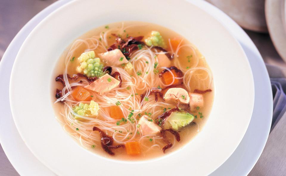 Hühnersuppe mit Nudeln, Gemüse und Pilzen