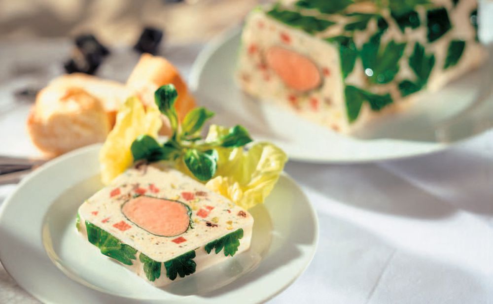 Fleischterrine mit Morcheln, Zunge und Pistazien • Rezept • GUSTO.AT