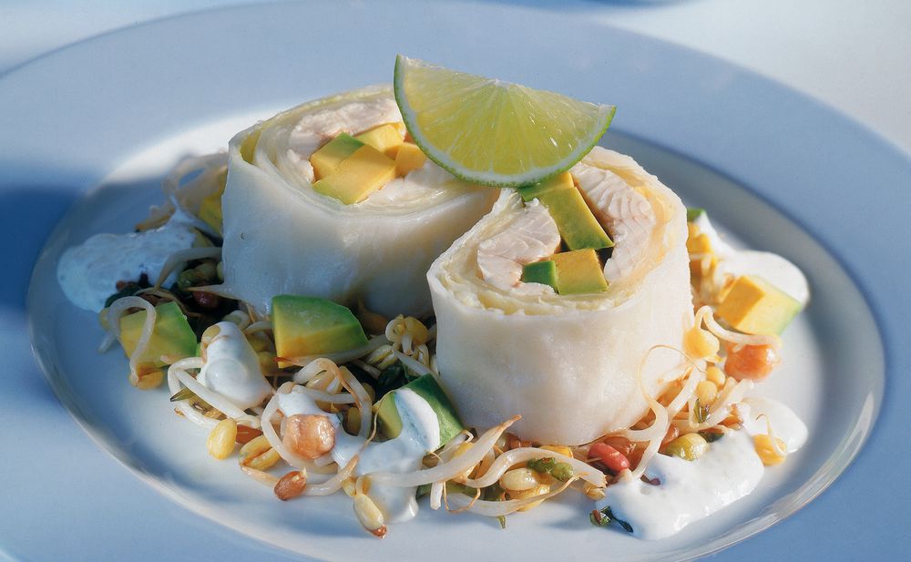 Gedämpfter Saibling im Reisblatt auf Sprossengemüse • Rezept