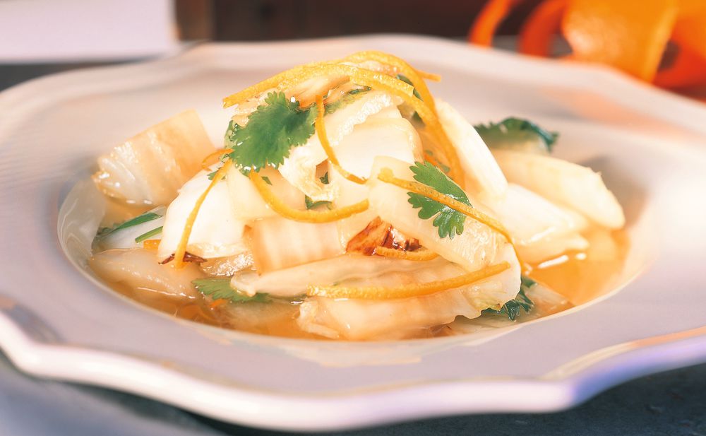 Gebratener Chinakohl mit Orangenöl und Koriander • Rezept • GUSTO.AT