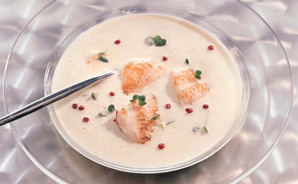 Lauchsuppe mit Schollenfilets und Rosa Pfefferbeeren