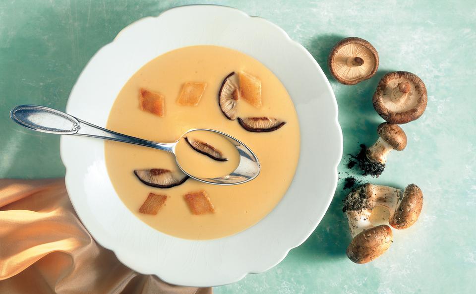 Schwammerlsuppe mit gerösteten Brotwürfeln