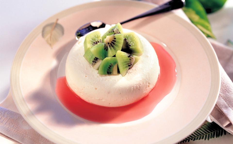 Topfen-Apfelsavarin mit Kiwis und Grenadinesauce