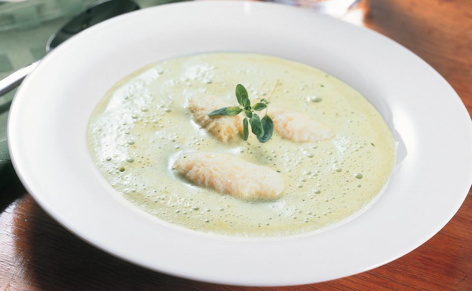 Kräuterschaumsuppe mit Käsenockerln