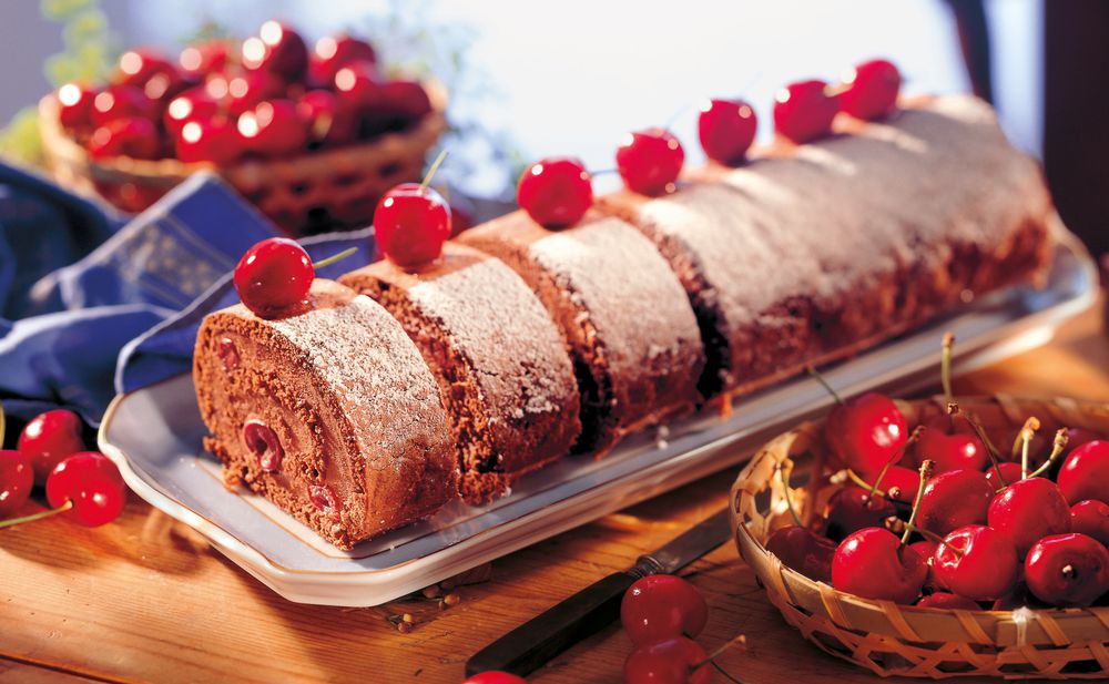 Kirschroulade mit Schokoladecreme • Rezept • GUSTO.AT