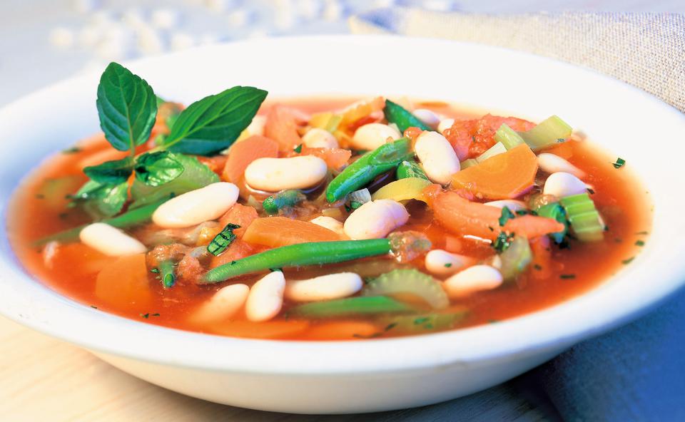 Minestrone mit weißen Bohnen und Fisolen • Rezept • GUSTO.AT