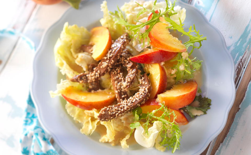 Salat mit Sesam-Seitan und Pfirsichen