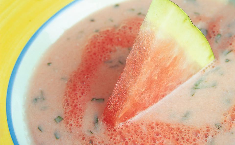 Geeiste Wassermelonensuppe mit Basilikum