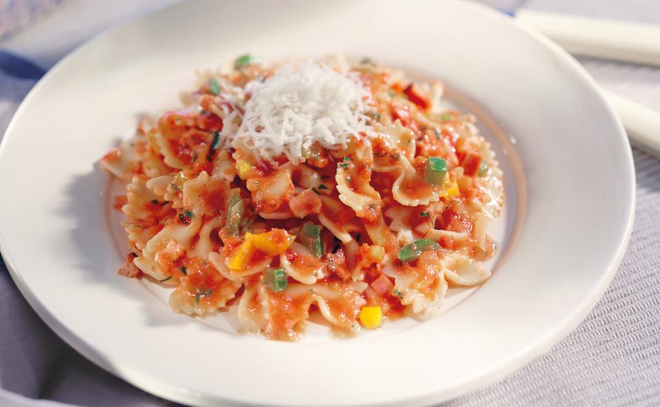 Farfalle mit Knoblauch, Paprika und Kräutern