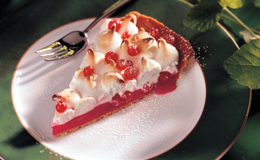 Ribiselkuchen mit Schneehaube • Rezept • GUSTO.AT