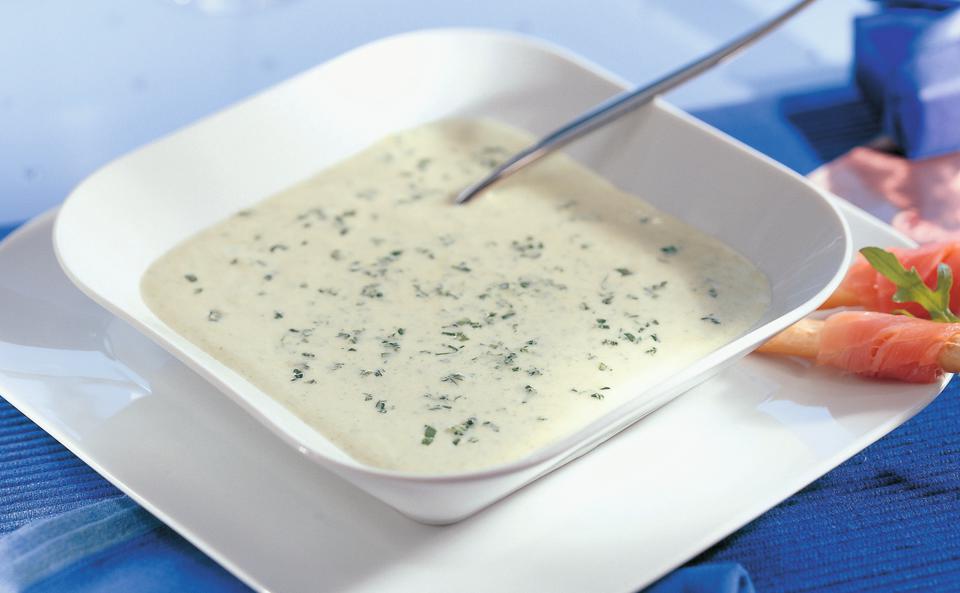 Zucchinisuppe mit Rucola und Lachs-Grissini • Rezept • GUSTO.AT