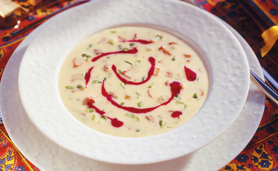 Schwammerlsuppe mit Sellerie und Fond aus Rote-Rüben-Saft