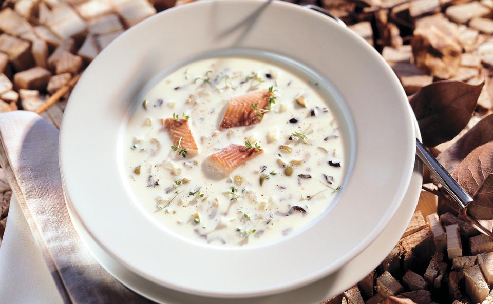 Räucherfischsuppe mit Oliven und Kresse