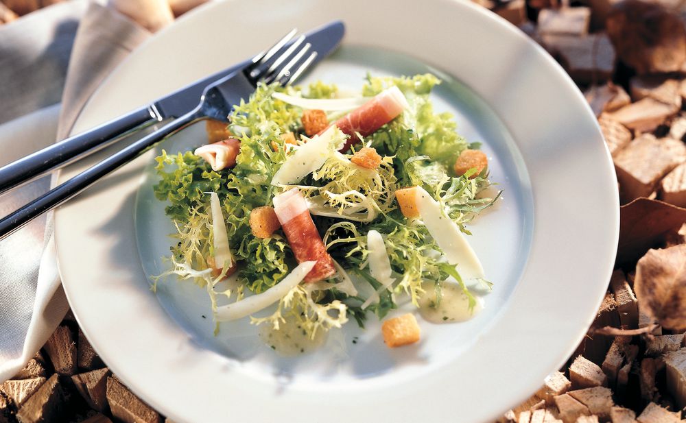 Blattsalat mit Rohschinken, Parmesan und Croûtons • Rezept • GUSTO.AT