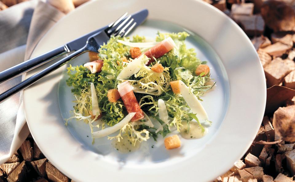 Blattsalat mit Rohschinken, Parmesan und Croûtons