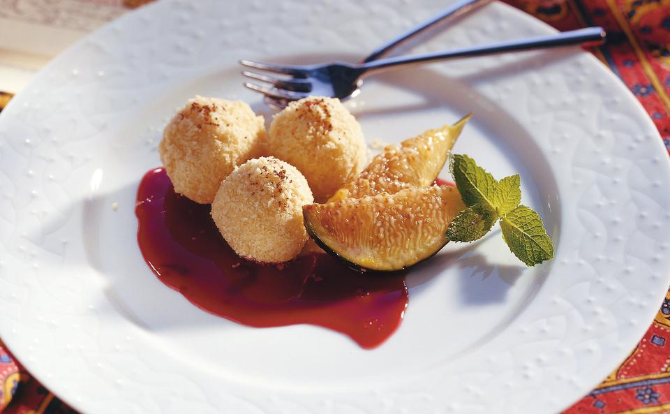 Mini-Mandelknödel mit Feigen und Portweinsauce