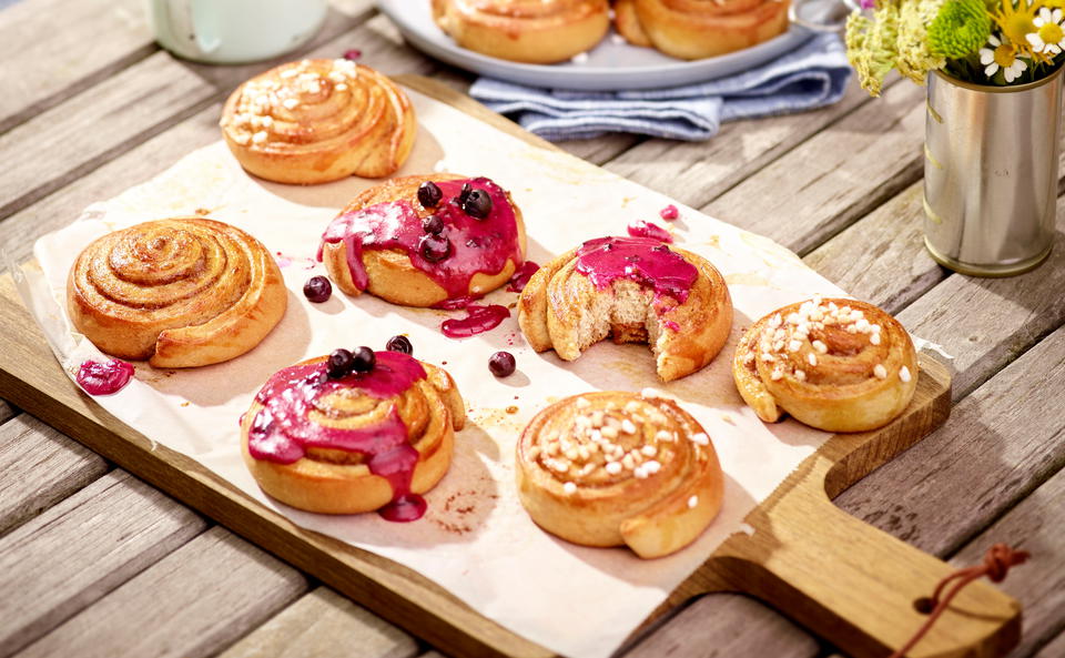 Kanelbullar mit Heidelbeerguss