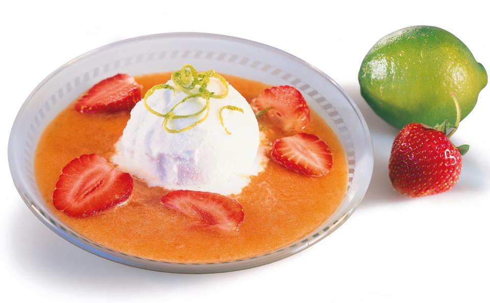 Joghurt-Limetten-Zimt-Eis mit Erdbeeren und Marillensauce