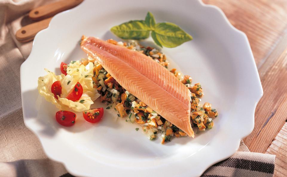 Geräucherte Forellenfilets mit Schwammerlsalat