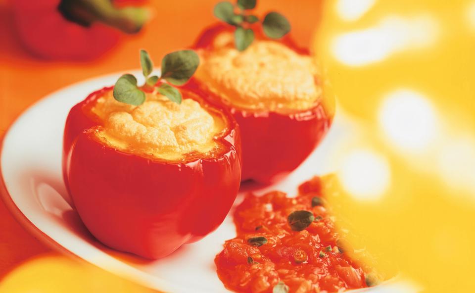 Flaumige Schafkäse-Paprika mit Paradeissauce