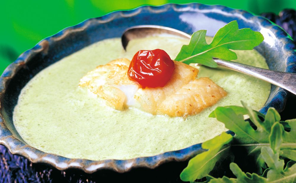 Rucola-Cremesuppe mit gebratenem Kabeljau • Rezept • GUSTO.AT