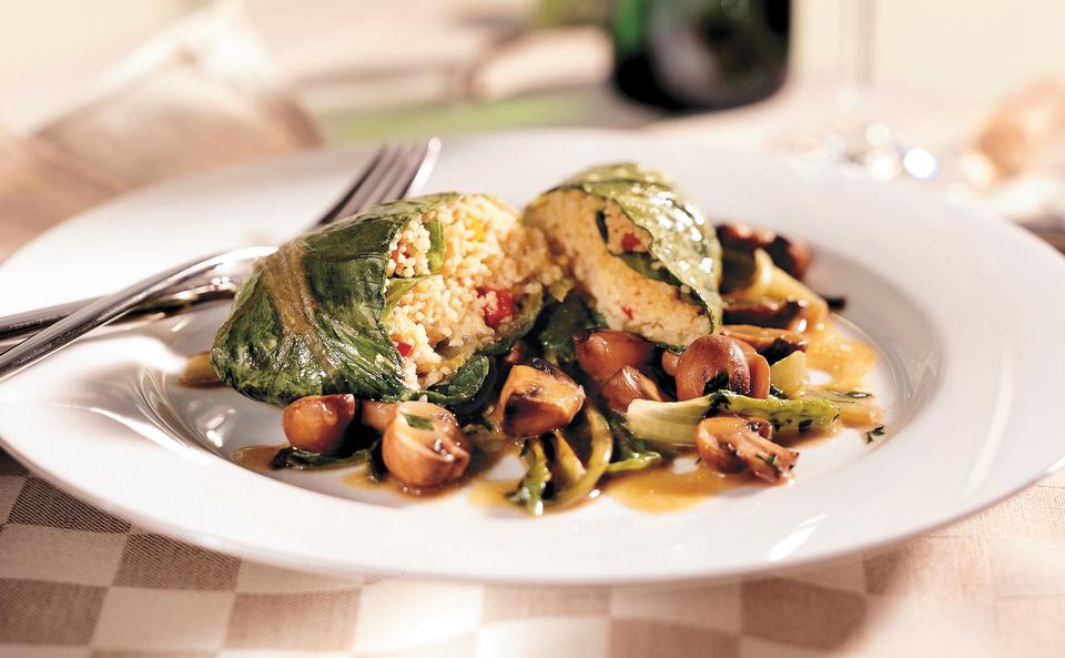 Couscous-Rouladen mit Kochsalat und glasierten Pilzen