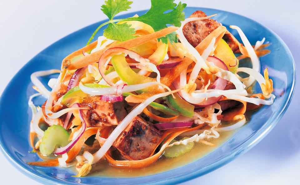 Chinesischer Krautsalat mit Sprossen und Tofu • Rezept • GUSTO.AT
