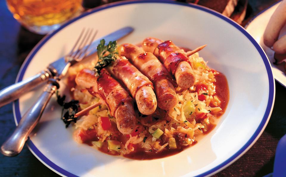 Bratwürstel-Speckspieße mit Sauerkraut