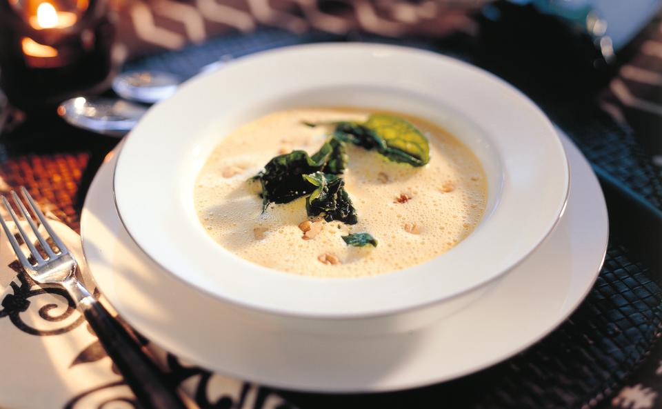 Karotten-Apfelsuppe mit knusprig gebackenem Spinat