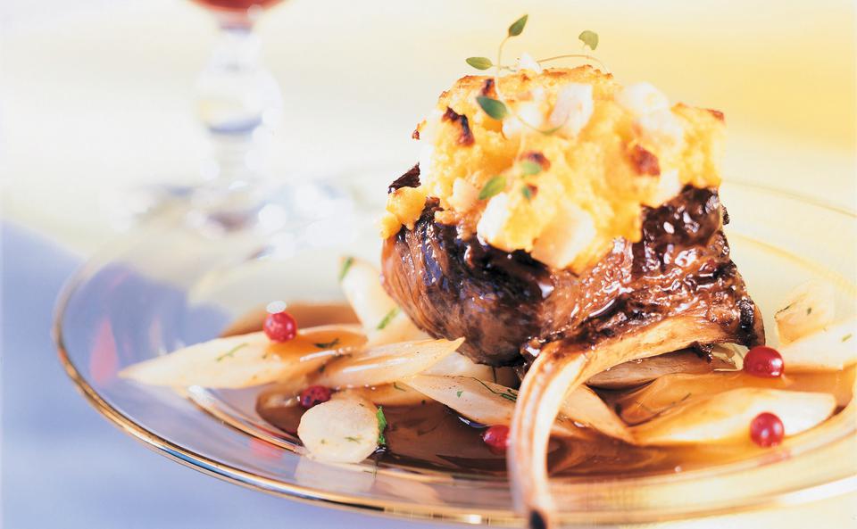 Hirschkoteletts mit Brioche-Birnenkruste und Schwarzwurzelgemüse