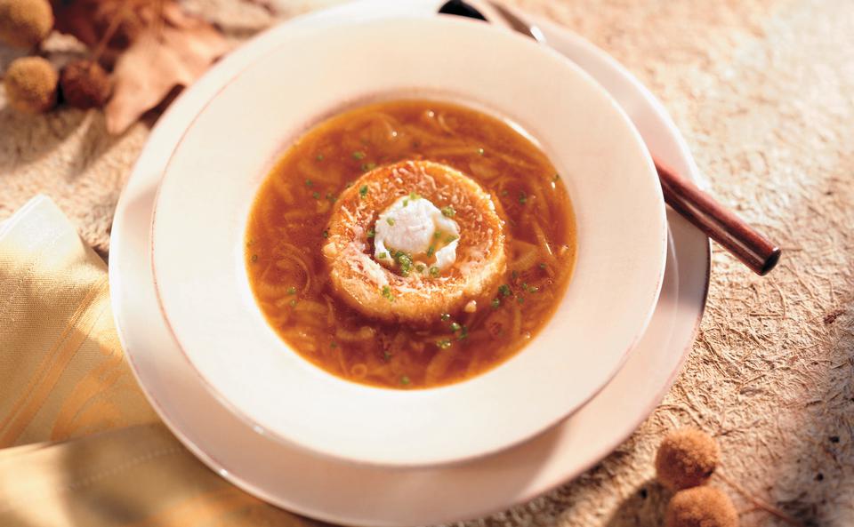 Zwiebelsuppe mit Toast und pochiertem Wachtelei