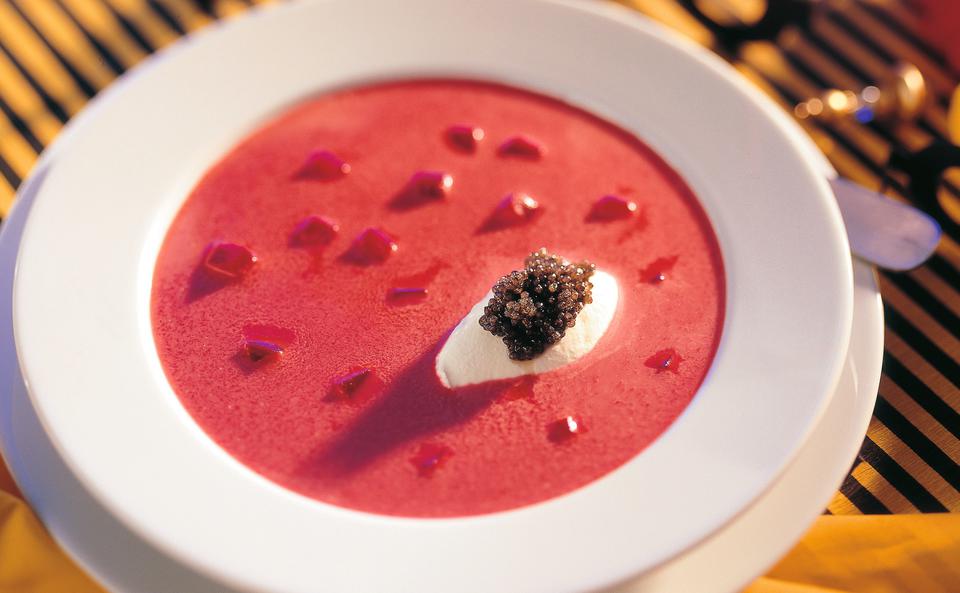 Rote Rübensuppe mit Kaviar