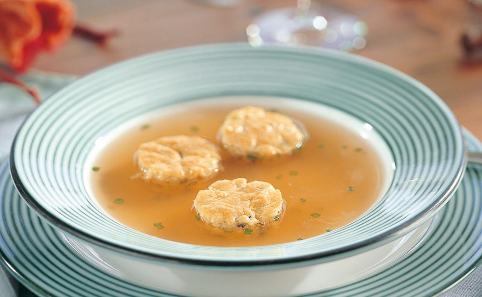 Klare Gemüsesuppe mit Schwammerl-Schöberln