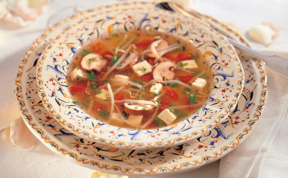 Asiatische Gemüsesuppe mit Pilzen und Tofu