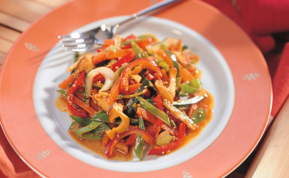 Knackig gebratenes Gemüse mit Curry und Sesam • Rezept • GUSTO.AT