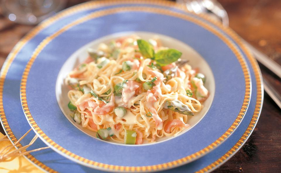 Tagliolini mit Lachs und Spargel