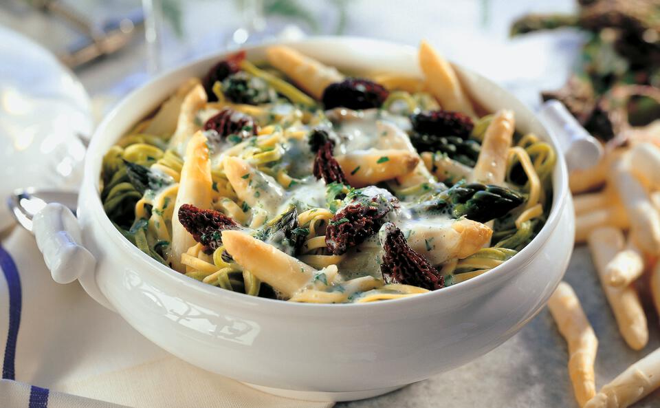 Mai-Topf mit Spargel, Morcheln und Kräutern