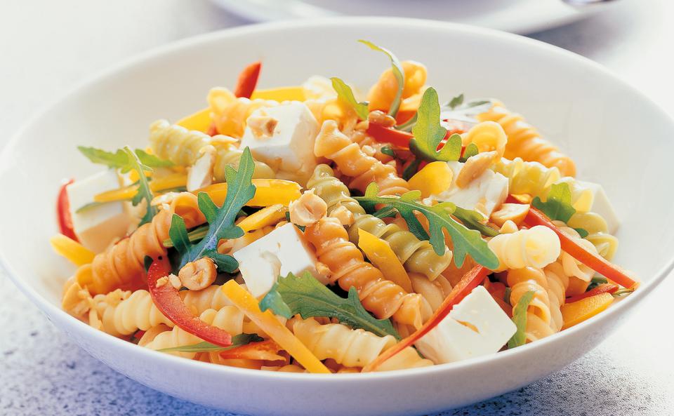 Pastasalat mit Rucola und Schafkäse