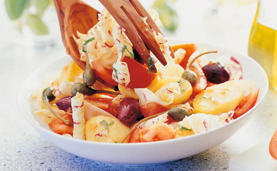 Kartoffelsalat mit Oliven und Kapernbeeren • Rezept • GUSTO.AT