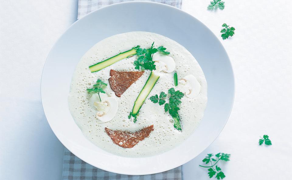 Leicht gebundene Champignonsuppe mit Spargel