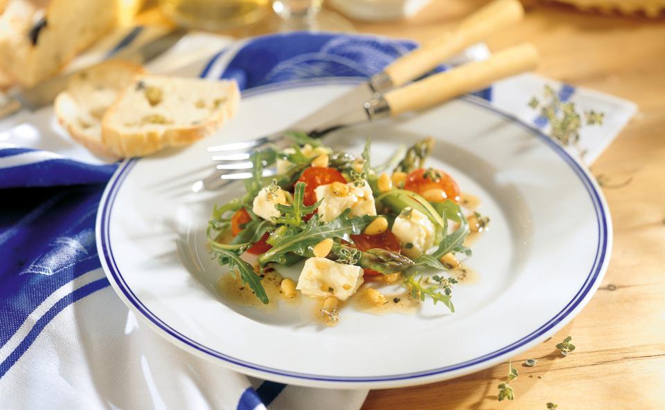 Leichter Salat mit Schafkäse und Spargel