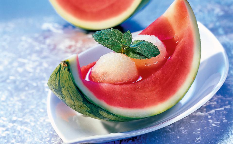 Minze-Sorbet und Melonensuppe im Melonenboot • Rezept • GUSTO.AT