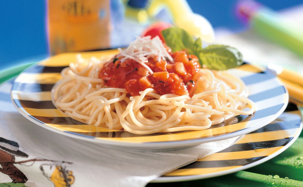 Spaghetti mit Gemüse-Tomatensauce und Basilikum • Rezept • GUSTO.AT