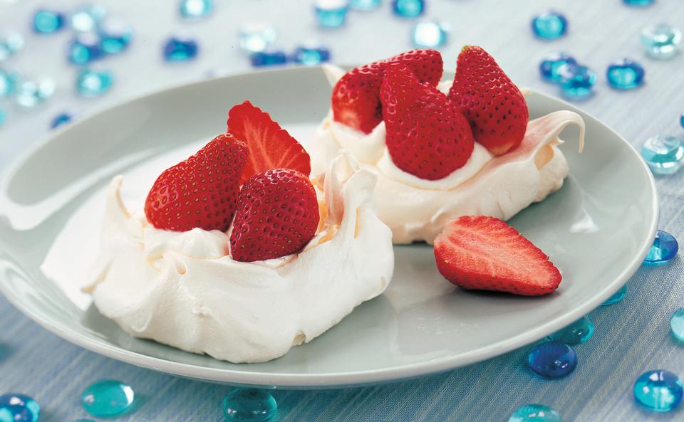 Mini-Pavlovas mit Erdbeeren